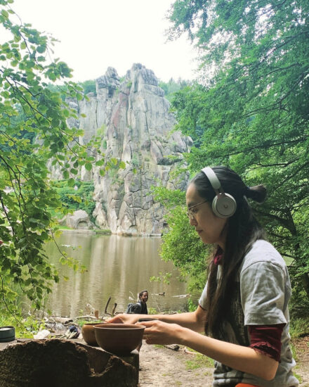 テーブルスタイル茶道で野点する平塚千晴先生